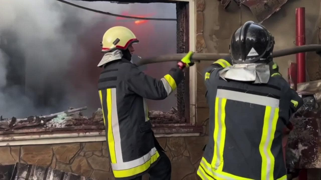Ucraina, drone kamikaze a Lutsk: l'edificio residenziale distrutto dalle fiamme