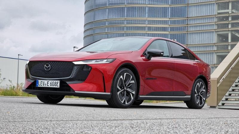 Mazda scommette sulla berlina elettrica. Come va la 6e, dotazioni premium e bassi consumi