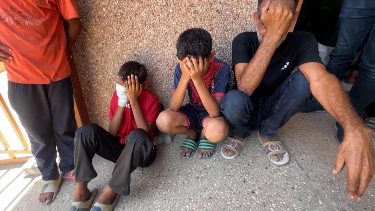 Gaza. Altre 30 persone uccise in coda per il cibo: le famiglie si ritrovano in lacrime in ospedale