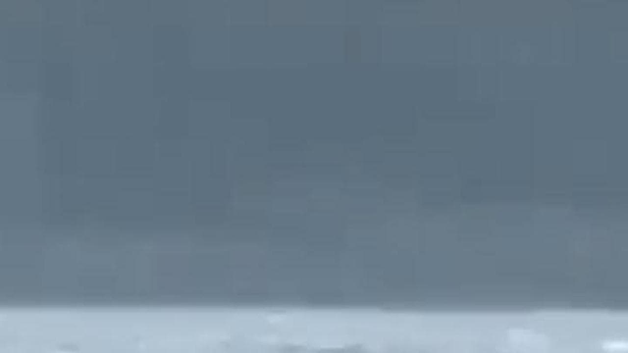 Russia, tempesta sul fiume Volga: le violente raffiche di vento rovesciano un'imbarcazione