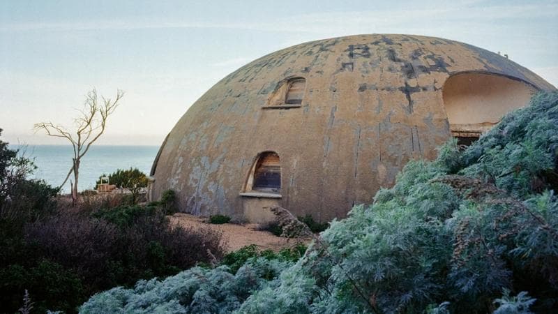 LA CUPOLA venne realizzata in Sardegna dall'architetto Dante Bini per Antonioni e Monica Vitti
