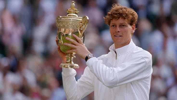 Jannik Sinner con il trofeo di Wimbledon