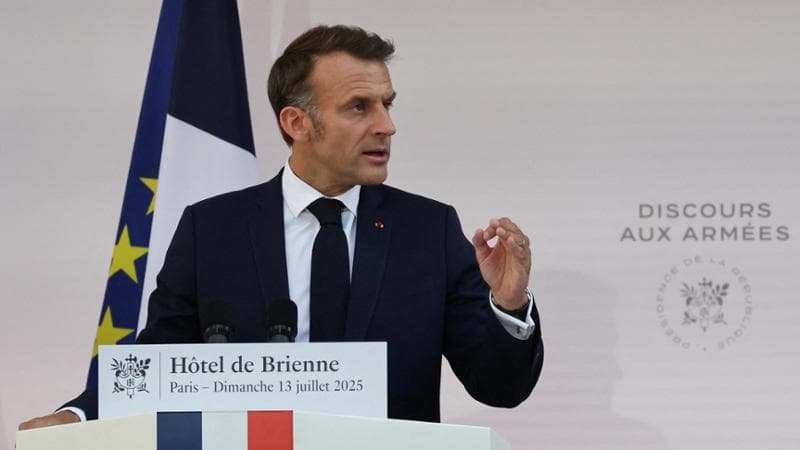 Macron, alza le spese militari: “Libertà mai così in pericolo”