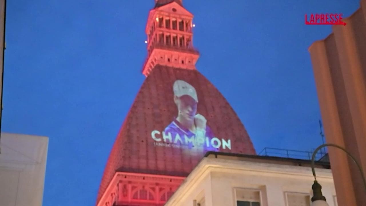 Wimbledon: a Torino l'immagine di Sinner campione proiettata sulla Mole Antonelliana