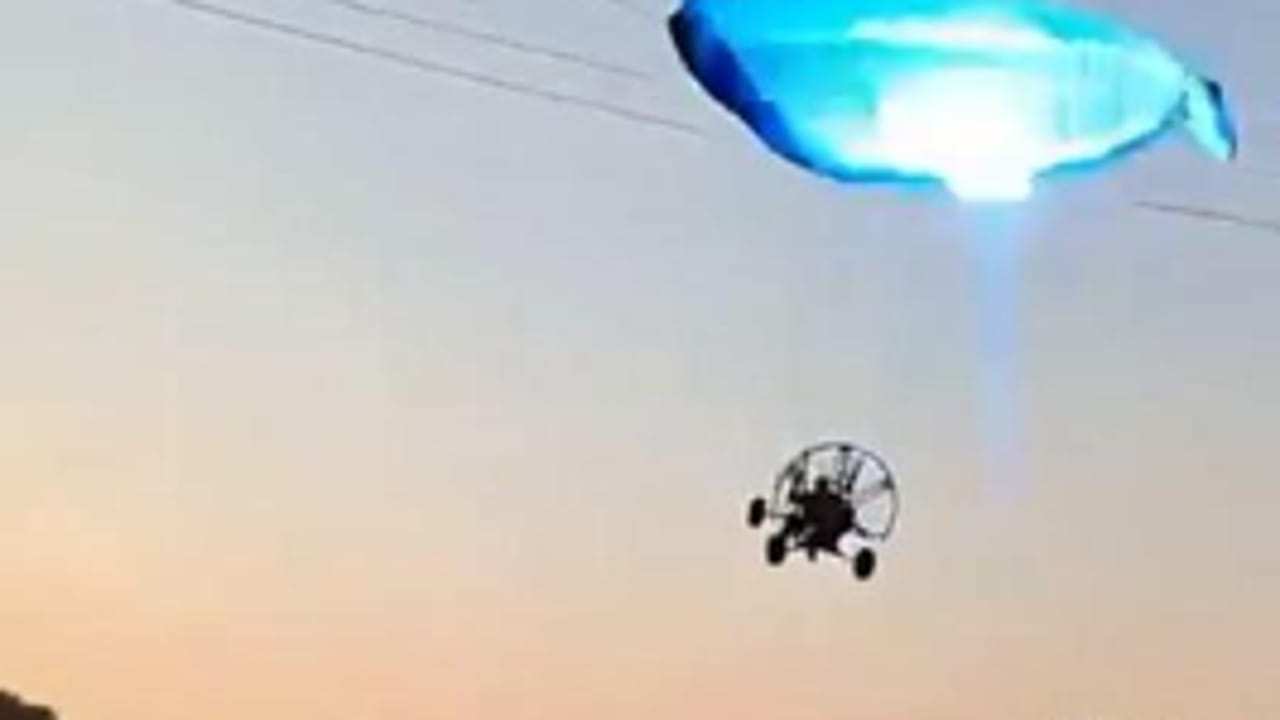 Dakota, parapendio a motore urta i cavi elettrici e precipia nel fiume: salvo il pilota