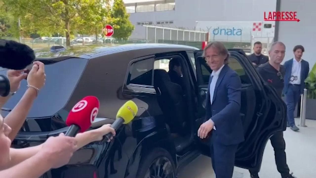 Milan, Modric è arrivato a Malpensa: "Felice di essere qui, mi aspettano grandi sfide"