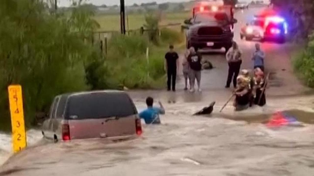 Alluvione improvvisa in Texas, automobilista salvato dai vigili del fuoco