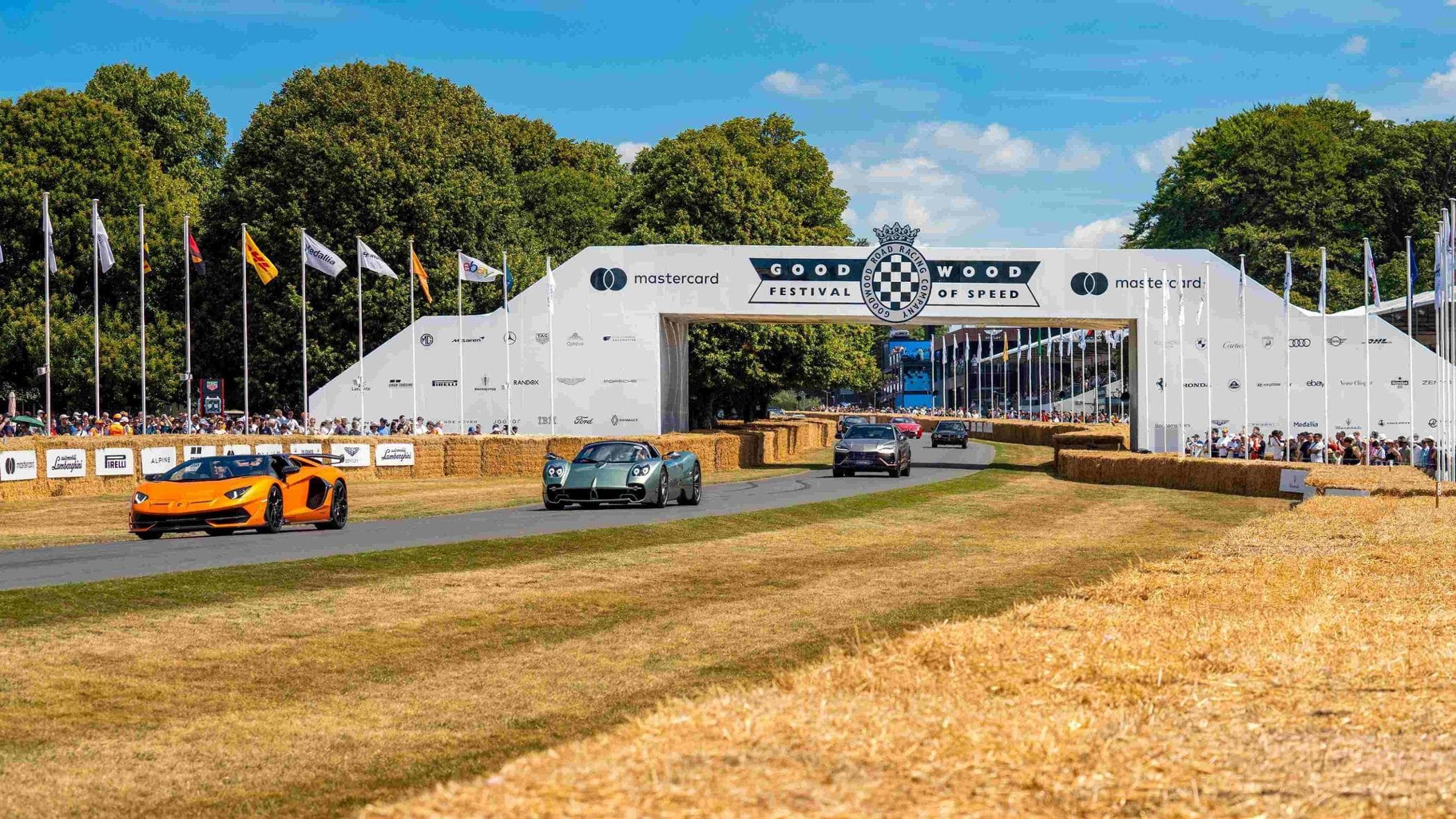 Pirelli, yeni P Zero için Goodwood'da 10.000 HP süper otomobil geçit töreni, 40 yıldır bir simge