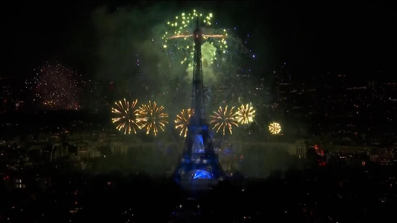 Parigi: fuochi di artificio e 1000 droni per lo show della Torre Eiffel