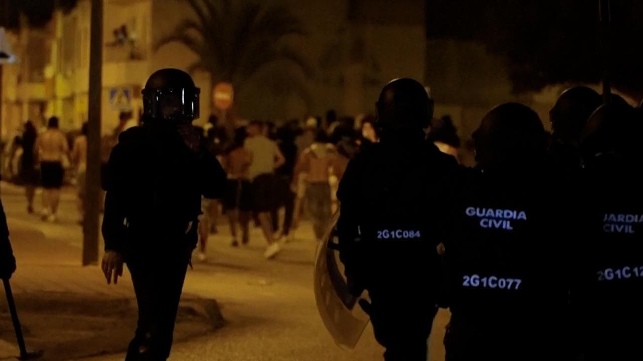 Spagna, scontri tra polizia e manifestanti dopo i raid xenofobi dell'estrema destra a Torre Pacheco