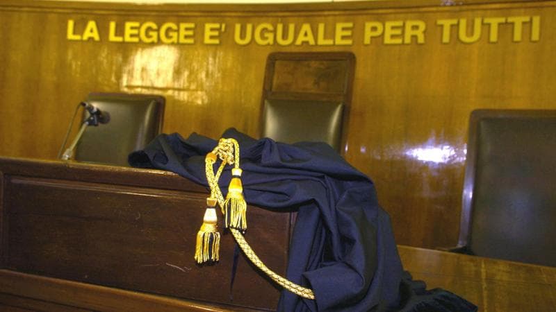 Trento, minacce di morte e chiodi nel giardino: condannato a due anni il vicino stalker