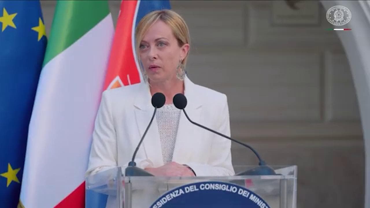Meloni: "Guidare una nazione è come lanciarsi col paracadute a ogni decisione: non si può sbagliare"