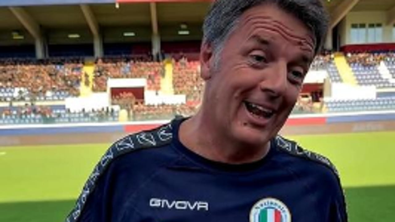 Partita del cuore, Renzi palleggia e poi imita Berlusconi