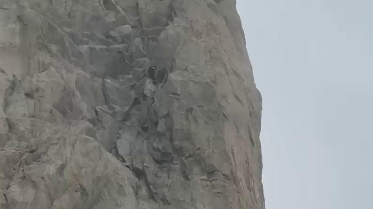 Monte Bianco, alpinista appeso in parete: l'elicottero fallisce, gli uomini del soccorso lo salvano