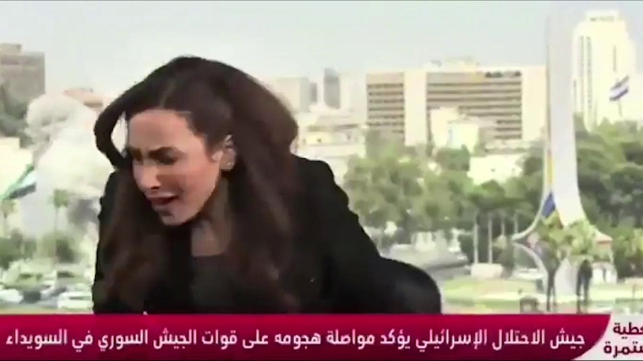 Siria, Israele bombarda Damasco durante la diretta tv: la giornalista scappa dallo studio