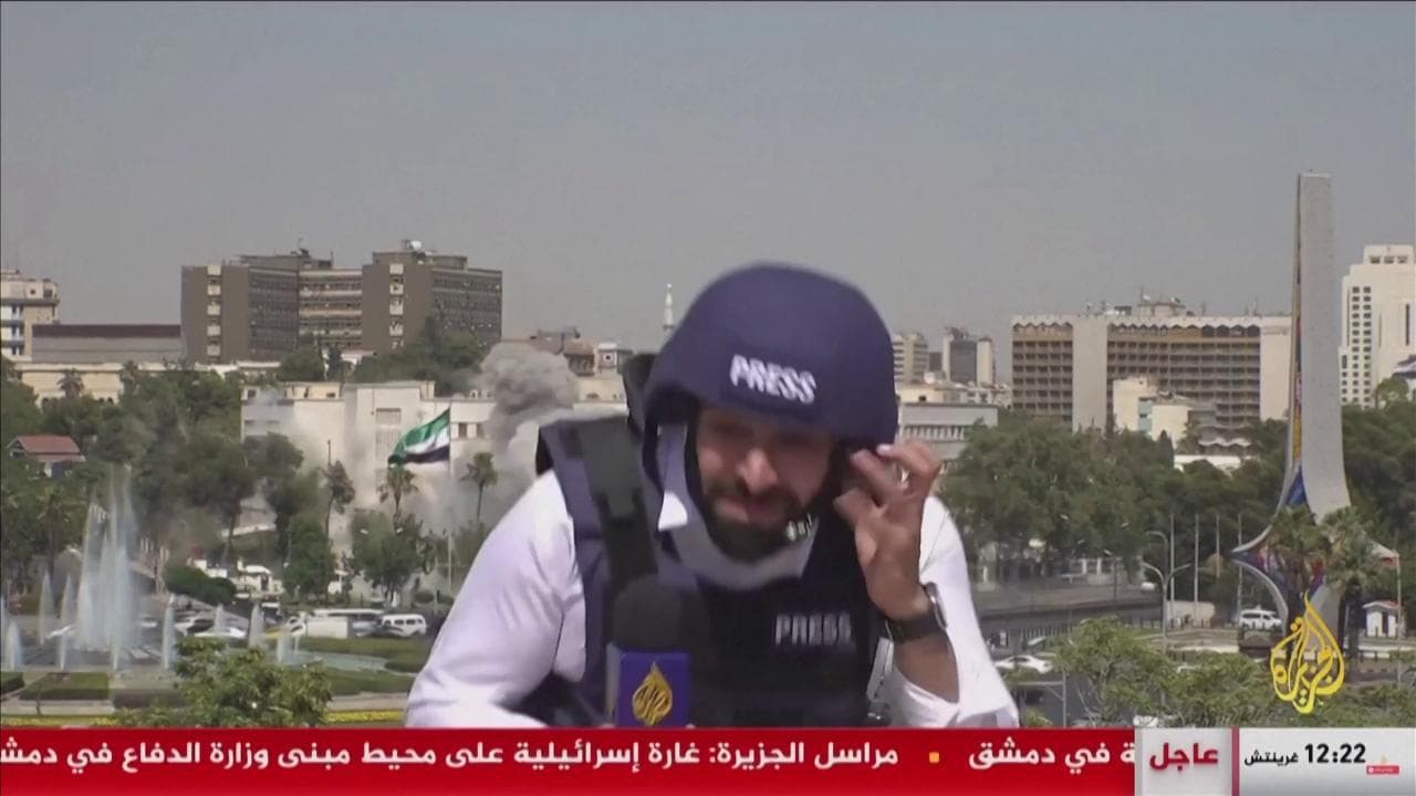 Israele bombarda il ministero della Difesa a Damasco: il momento dell'attacco in diretta tv