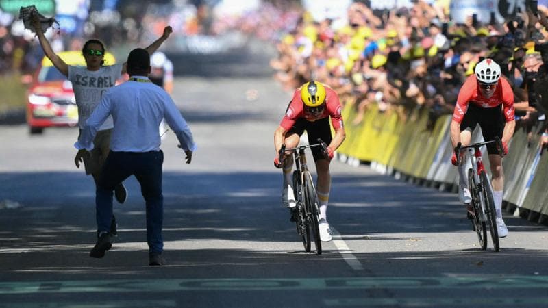 Il manifestante sul tracciato durante la volata