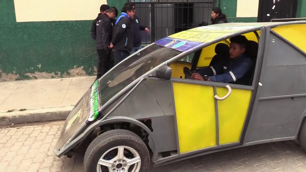 Bolivia, uno studente inventa la prima auto nazionale a batteria al litio