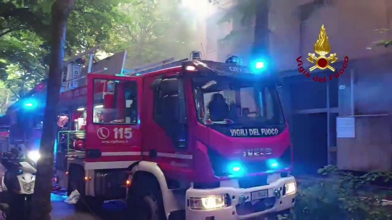 Pesaro, incendio in un garage: evacuato un condominio
