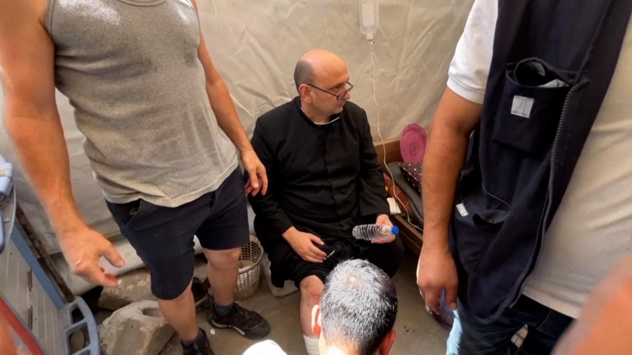Padre Romanelli ferito alla gamba a Gaza, curato all’ospedale al-Ahli dopo il raid dell'Idf