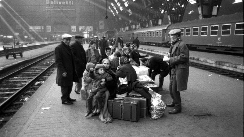 1969, emigranti dal Mezzogiorno alla stazione Centrale di Milano (Fotogramma/Ipa)