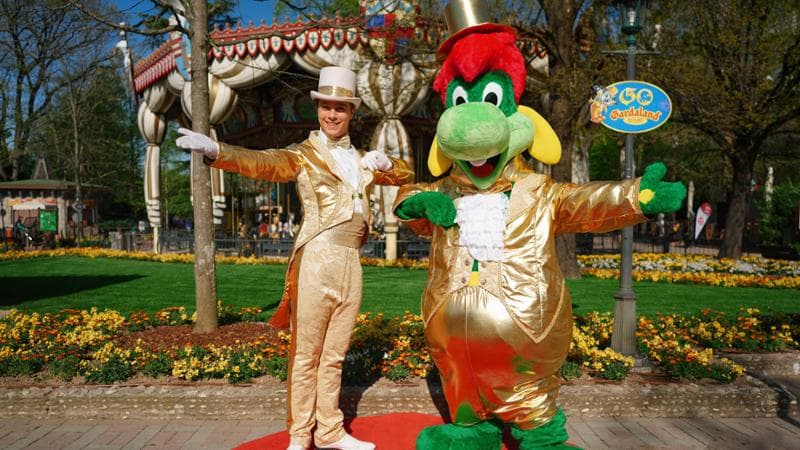 La mascotte Prezzemolo con un personaggio dello show dei 50 anni