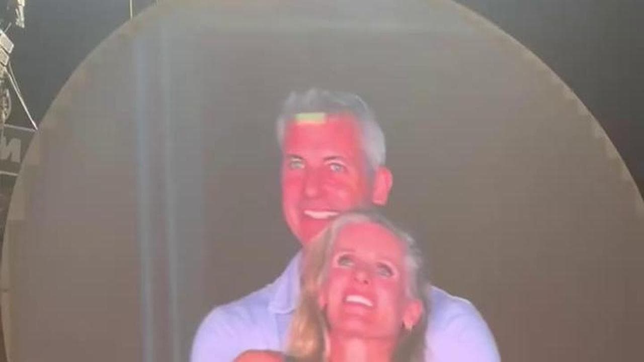 La kiss cam al concerto dei Coldplay fa scoprire il presunto tradimento dell'ad di Astronomer