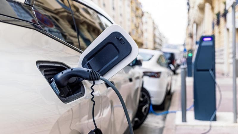 Auto elettriche, tornano gli incentivi statali in Francia: previsto un canone da 50 euro al mese