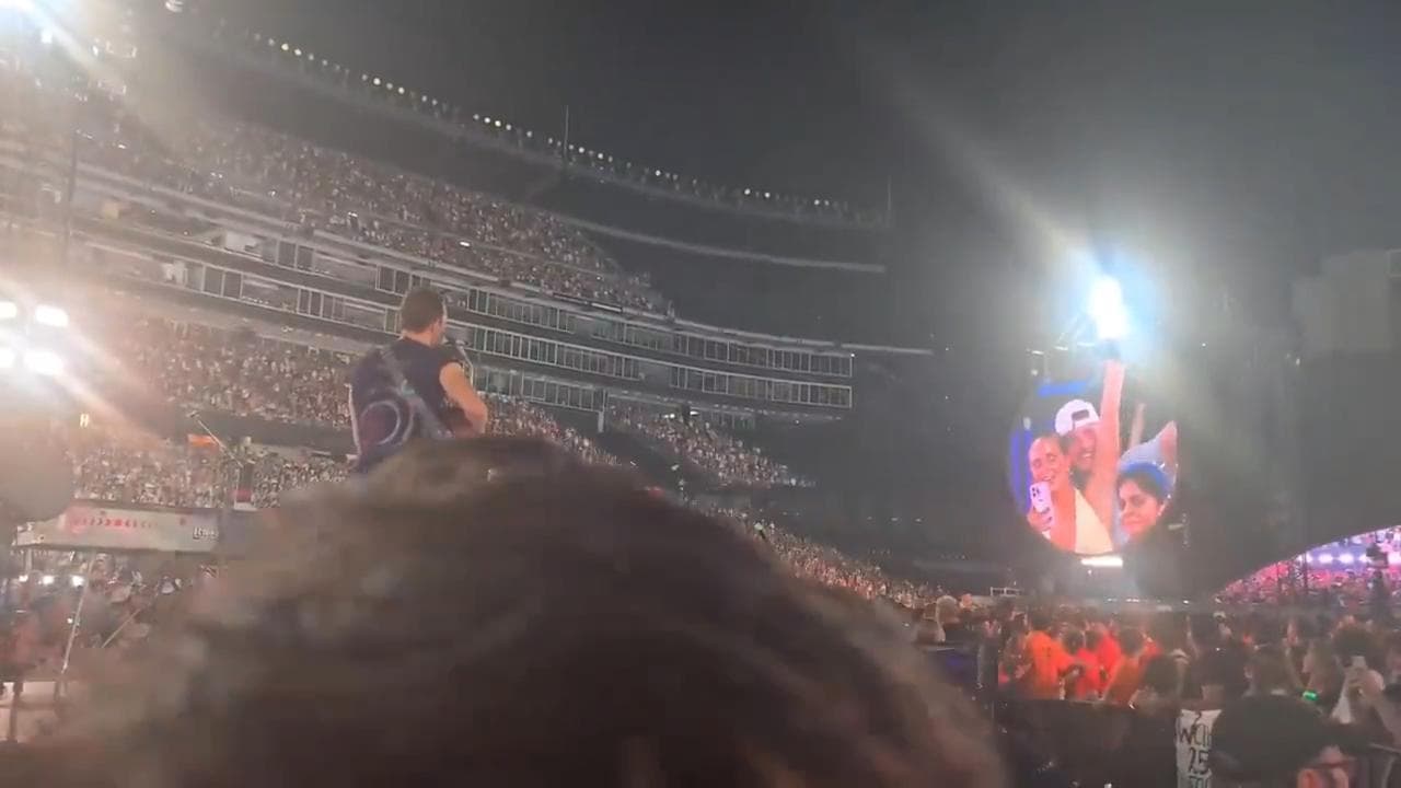 Coldplay, altra coppia inquadrata sul maxischermo. Chris Martin scherza: "Voi due siete regolari?"