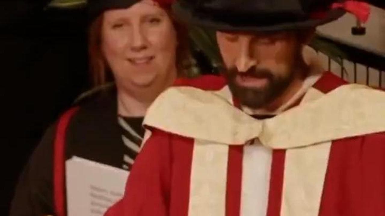 Laurea per il cantante dei Kasabian, lui festeggia come Ranieri: “Dilly ding, dilly dong”