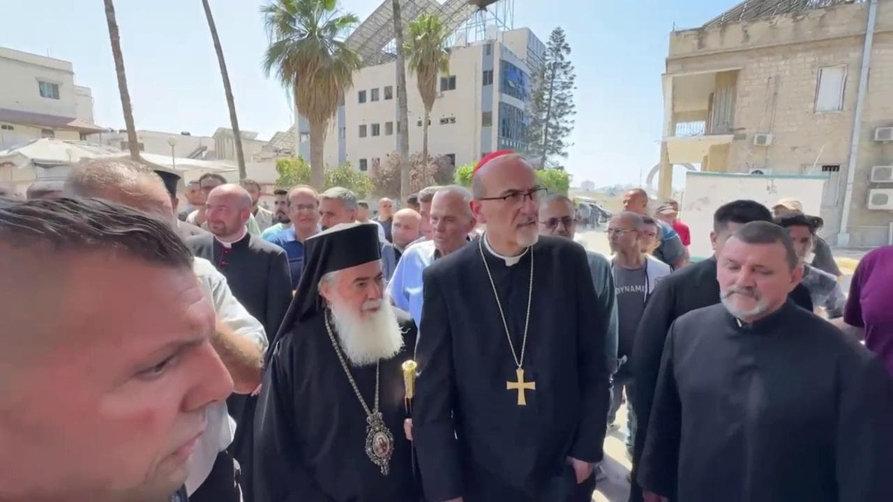 Pizzaballa a Gaza per visitare la chiesa cattolica attaccata e con 500 tonnellate di aiuti