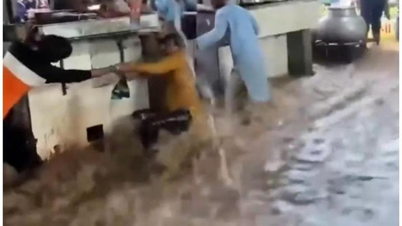 India, l'inondazione di Ajmer: persone e oggetti trascinati per le strade dalle piogge torrenziali