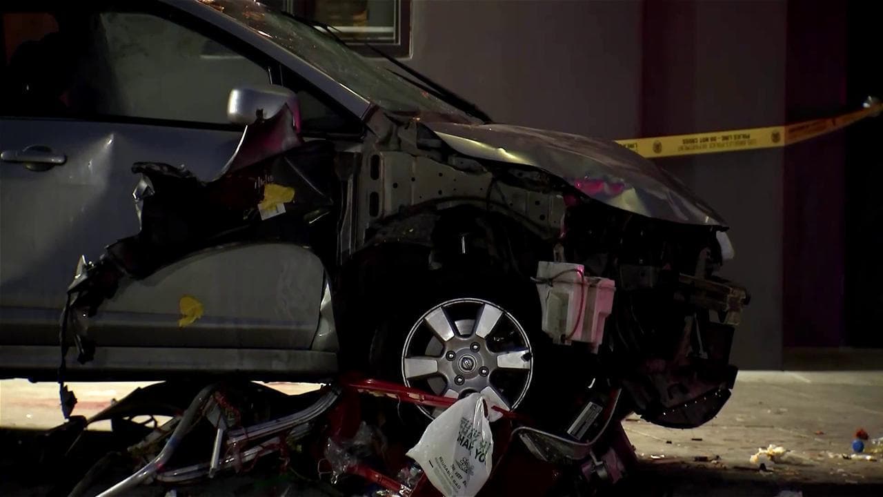 Los Angeles, l'auto piombata sulla folla viene portata via dal carroattrezzi