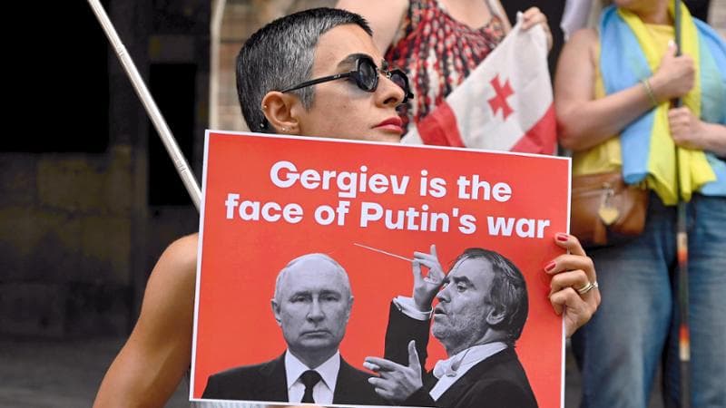 Milano, 19 luglio: una manifestazione contro il direttore d'orchestra Valery Gergiev