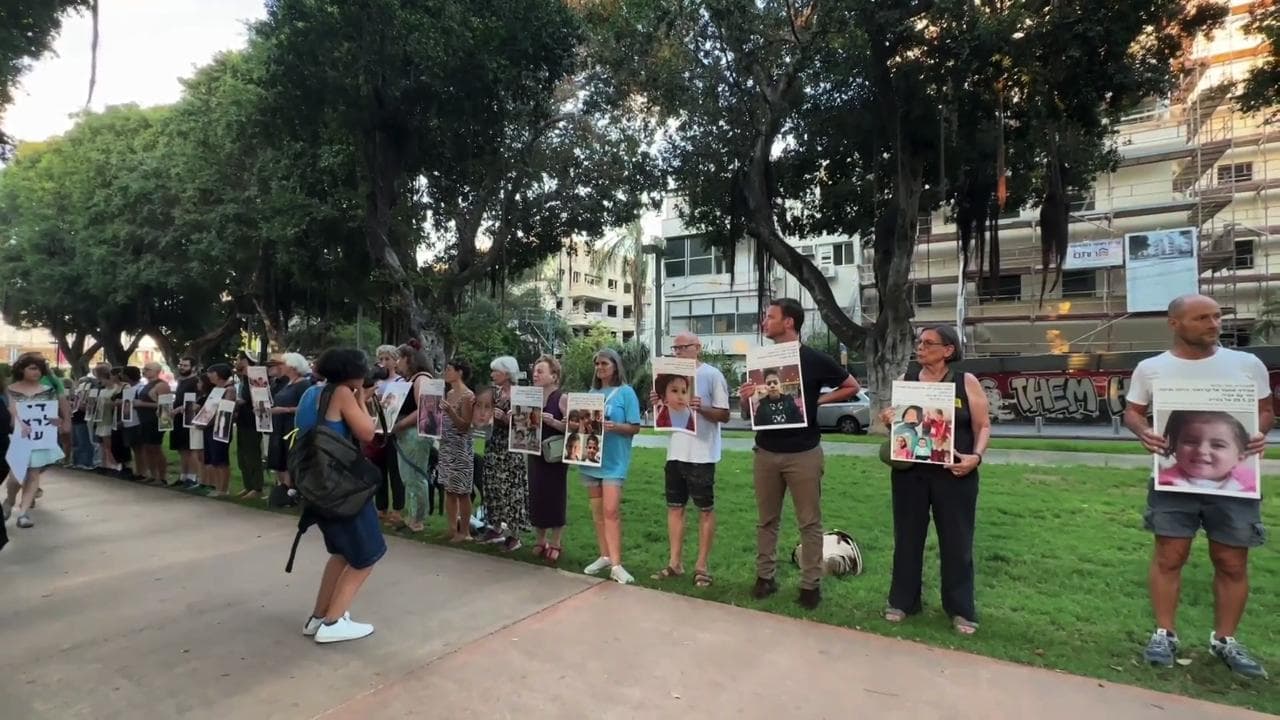Tel Aviv, attivisti israeliani protestano contro gli attacchi militari su donne e bambini a Gaza