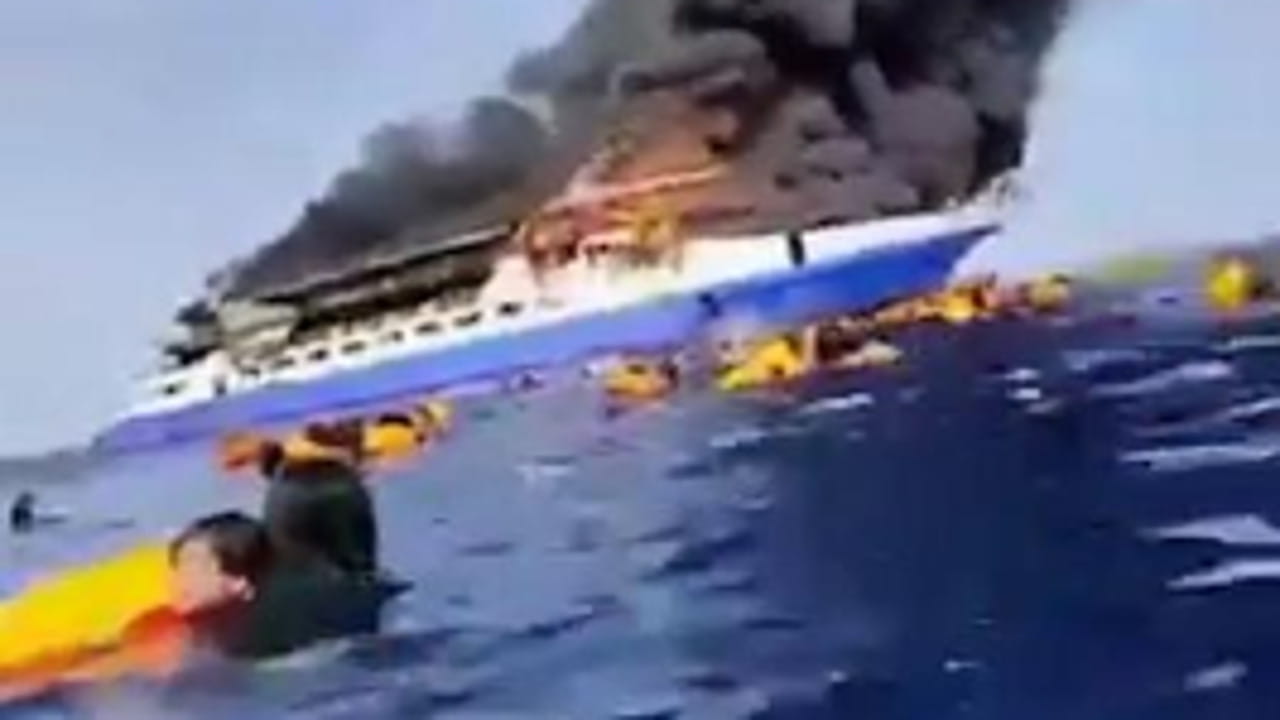 Indonesia, la nave va a fuoco i passeggeri in acqua con i salvagente