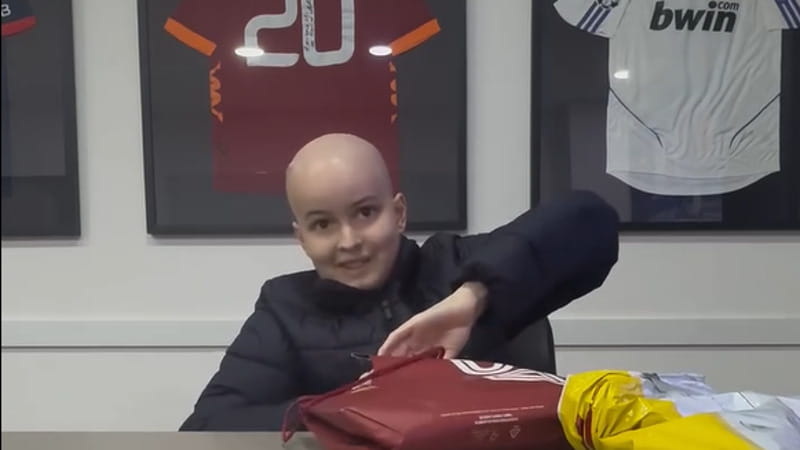 La Roma regala la nuova maglia a Julio Sergio e al figlio Enzo malato di tumore: “Un dono speciale”