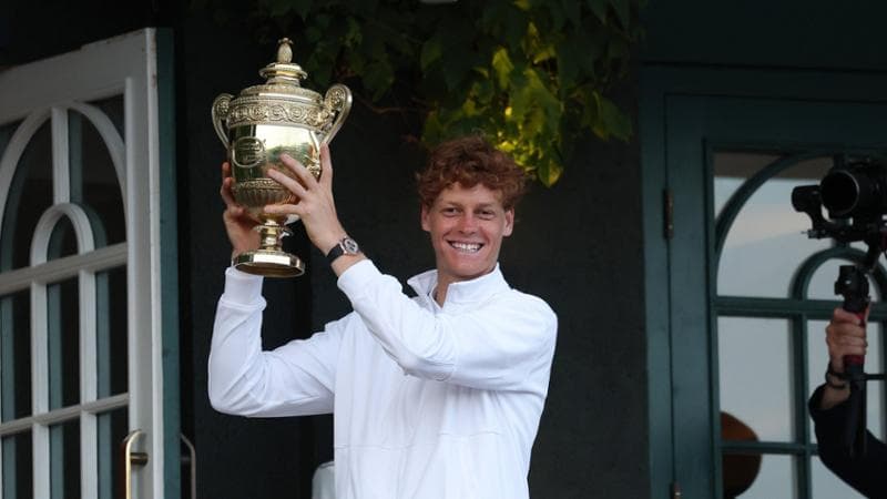 Jannik Sinner con il trofeo di Wimbledon