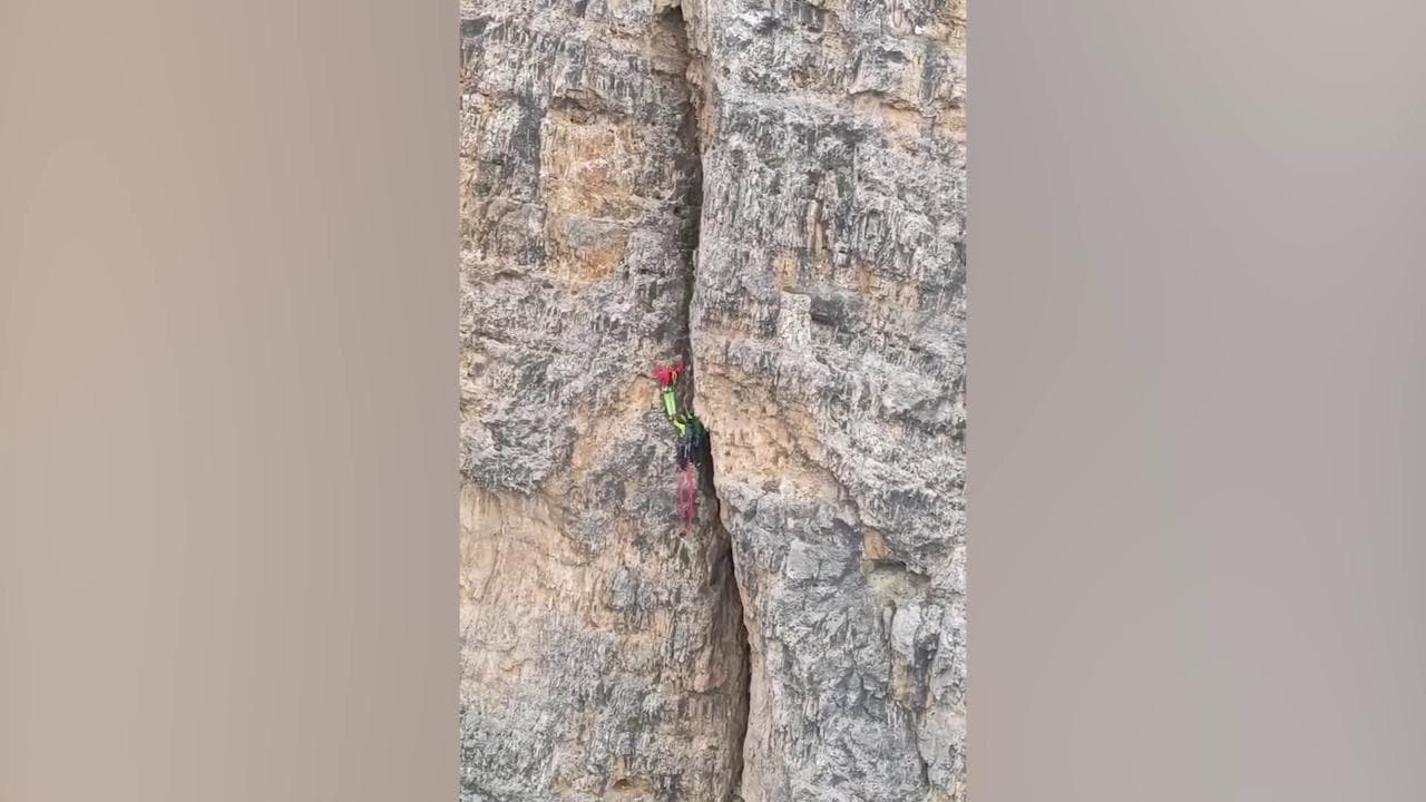 Tre alpinisti bloccati sulle Tofane: il momento clou del soccorso sulla parete a strapiombo