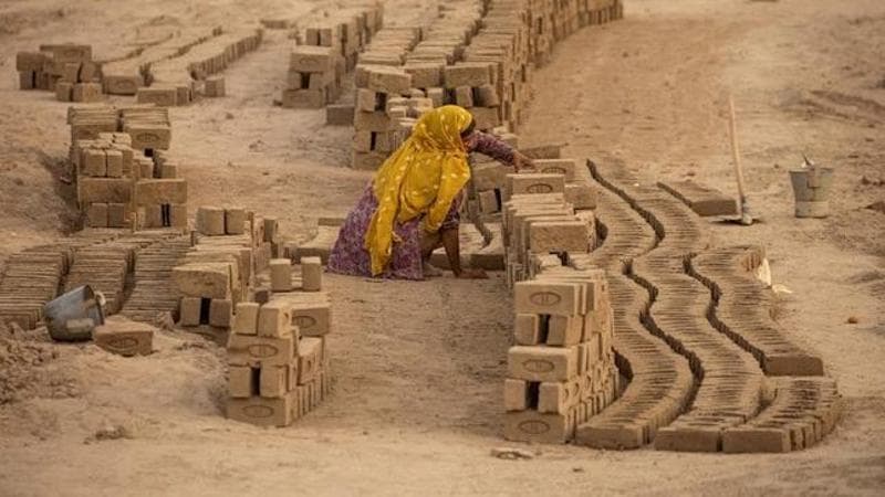 "Saraiki woman shapes" (REUTERS/Adrees Latif)