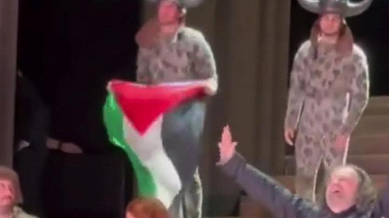 Londra, la bandiera palestinese sul palco della Royal Opera House: la espone un attore (strattonato)
