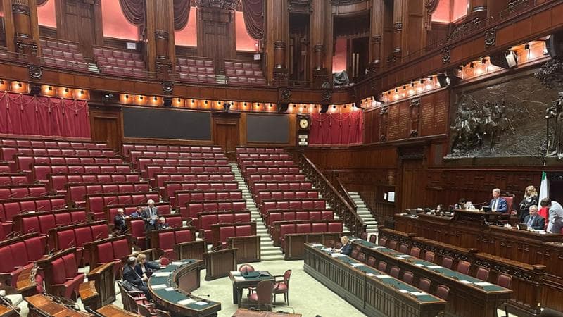 Decreto fiscale: 11 deputati in aula, solo 4 iscritti a parlare. Aria d’estate a Montecitorio