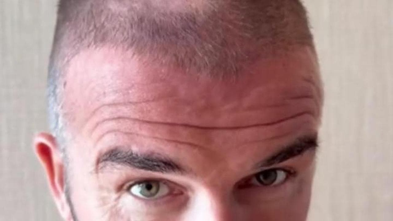 "Cosa hai fatto ai capelli? Stai malissimo!" Victoria sgrida Beckam. Lui: "Mi è scappata la lama"