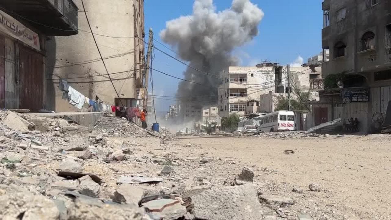 Israele colpisce un palazzo a Gaza City: il momento dell'attacco