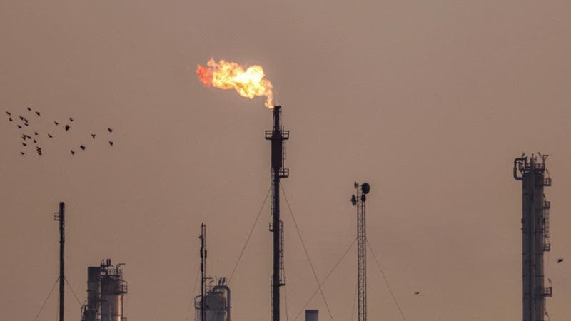 Fenomeno flaring: come e perché ogni anno sprechiamo 63 miliardi di dollari di energia (inquinando)