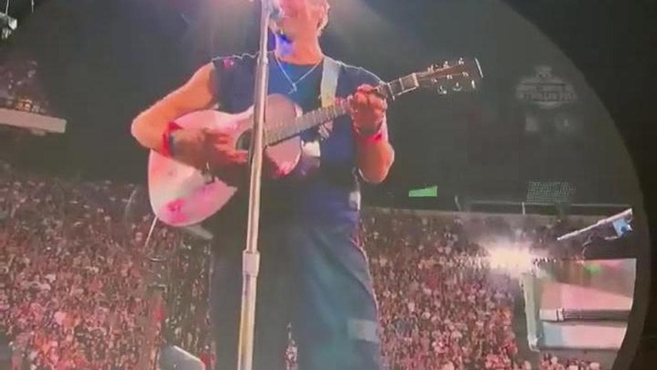 Caso kiss cam, Chris Martin ironico: "Accendiamo le telecamere, siete pronti?"