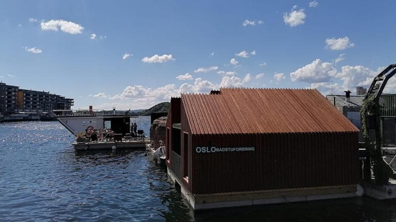 Oslo le saune galleggianti di fronte al Museo Munch (@MgFilippi)
