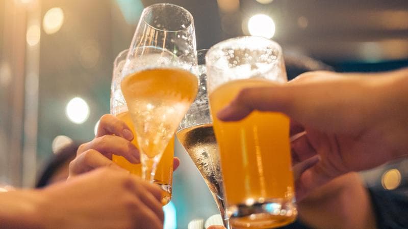 Millennial e Zoomer riscoprono il piacere di una birra in compagnia