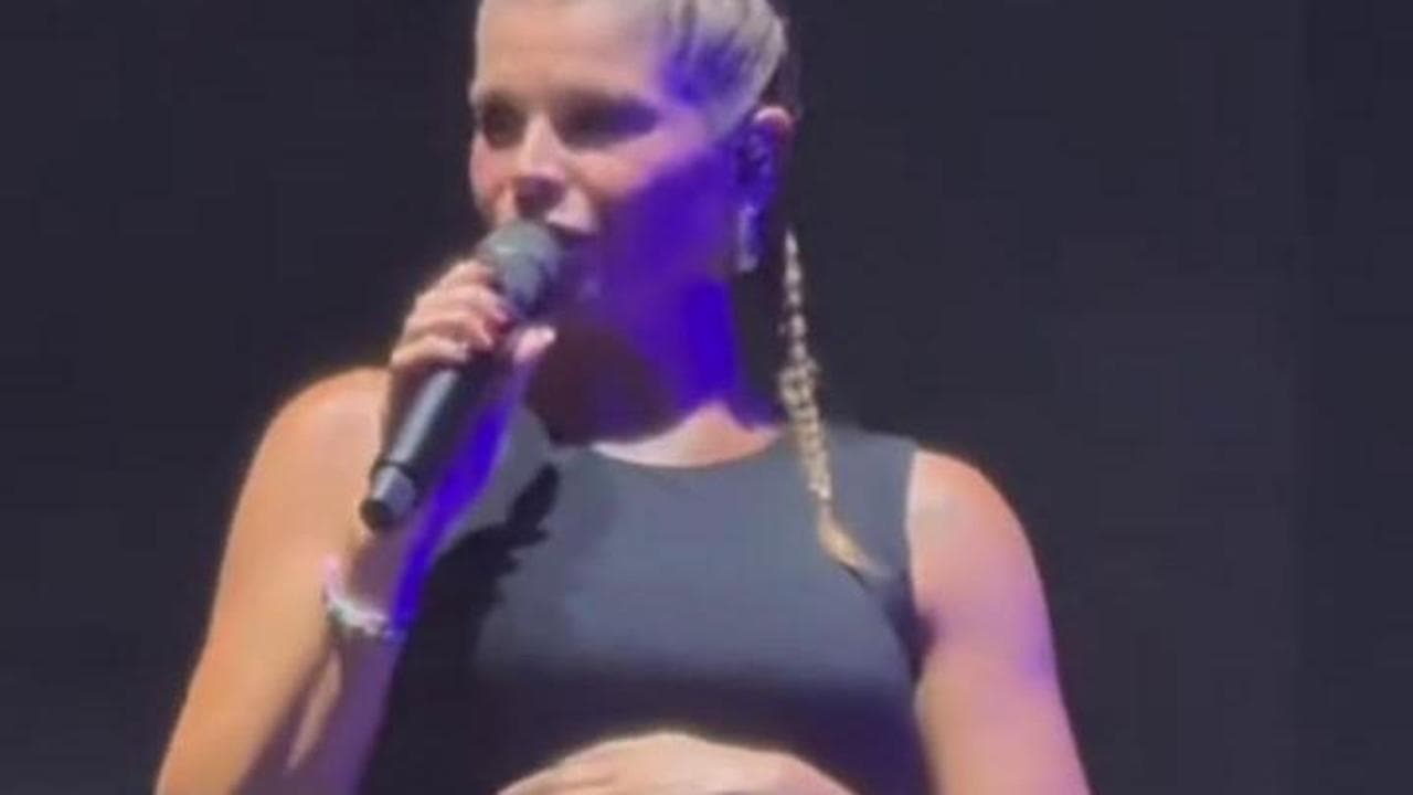 Alessandra Amoroso incinta interrompe il concerto perché la figlia scalcia