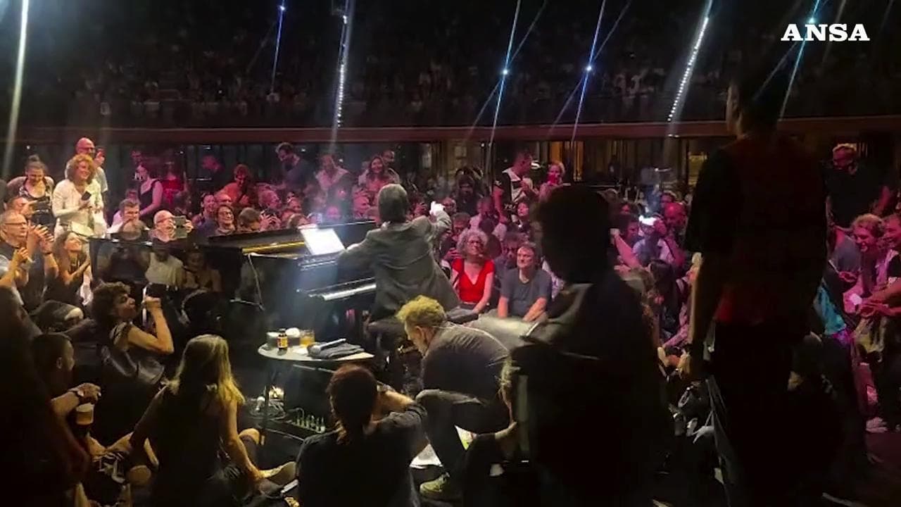 Nick Cave al Parco della Musica di Roma, il pubblico è invitato sul palco